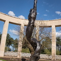   statue de bronze qui symbolise - l\'Esprit de la Jeunesse américaine s\'élevant des flots-
