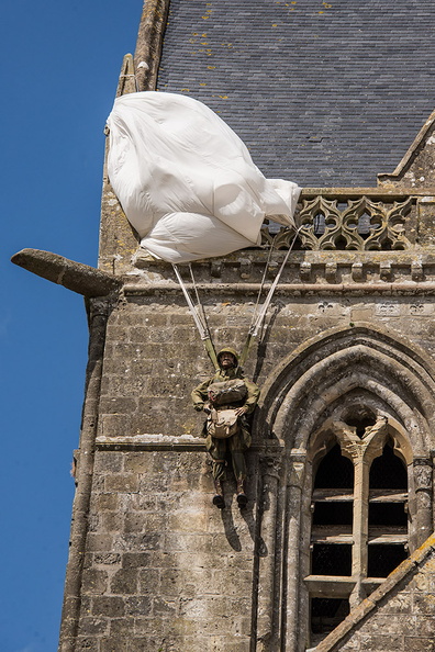 _JJC5376  le Parachutiste John Steele à Sainte Mère l\'Eglise+.jpg