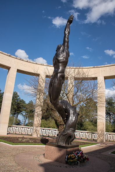   statue de bronze qui symbolise - l\'Esprit de la Jeunesse américaine s\'élevant des flots-