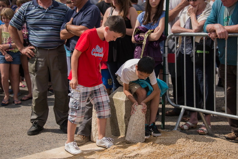 _JJC2213 ils soupèsent avant de s\'inscrire au lancer du menhir.jpg