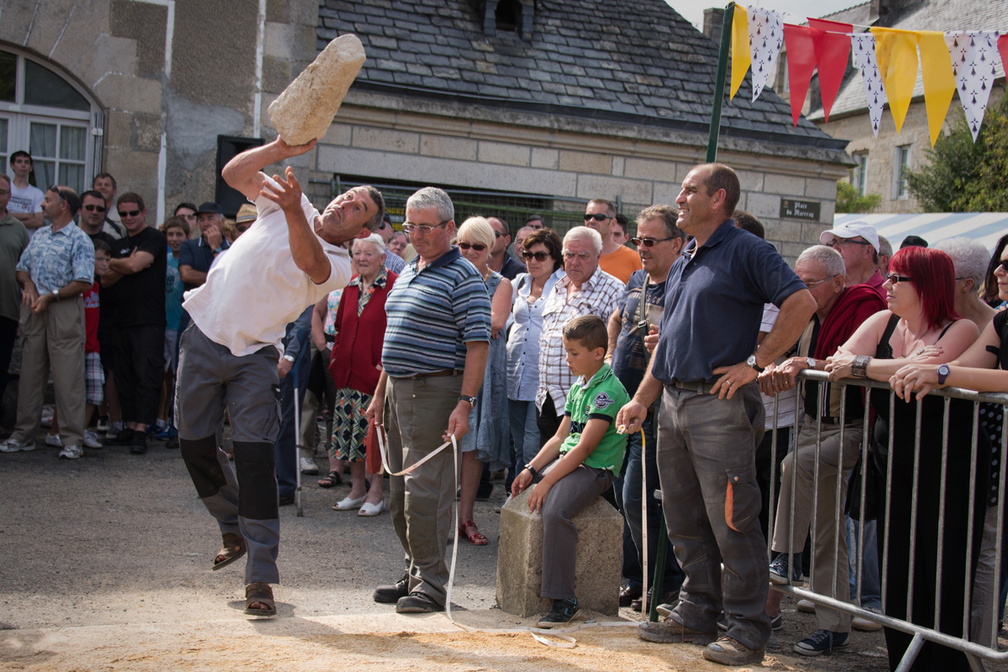  JJC2271-Dom lance le menhir-2